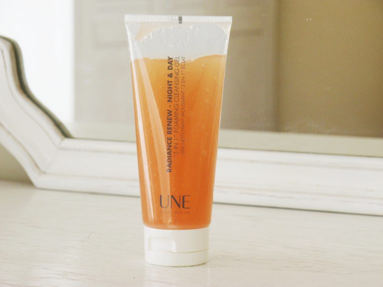 Une Radiance Renew 3 in 1 Foaming Cleansing Gel